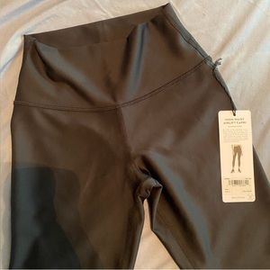 ALO YOGA NWT size L Airlift Highwaist Capris Black